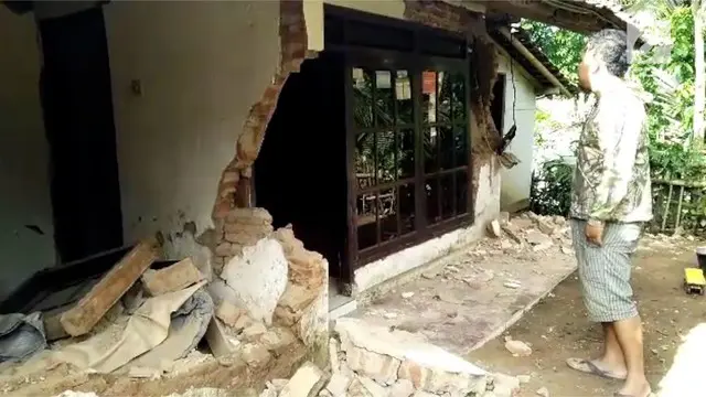 Gempa di Banyumas menyebabkan rumah warga rusak parah.