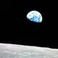 Foto "Earthrise" atau Bumi terbit dari Apollo 8 (NASA)