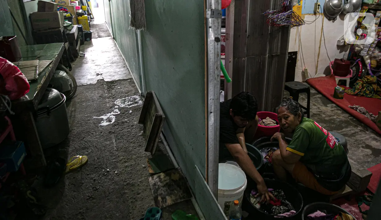 Warga mencuci di rumahnya kawasan Kampung Akuarium, Jakarta, Selasa (17/2/2021). Peningkatan jumlah penduduk miskin Indonesia karena penurunan pendapatan yang dialami oleh hampir seluruh lapisan masyarakat akibat pandemi corona COVID-19. (Liputan6.com/Faizal Fanani)