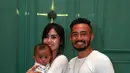 Pemeran Yama Carlos dan Arfita Dwi Putri kembali tinggal satu rumah. Pasangan yang sempat kisruh terkait rumah tangganya itu kini kembali harmonis. Banyak hikmah yang bisa diambil dari perselisihan tersebut. (Nurwahyunan/Bintang.com)