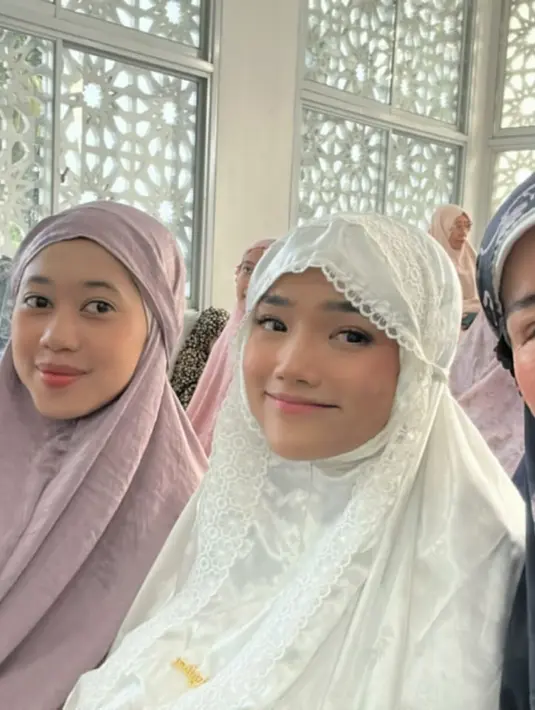 Sholat Ied bersama ibu dan kakak ipar, Fuji An pulas makeup bernuansa soft pink [@fuji_an]