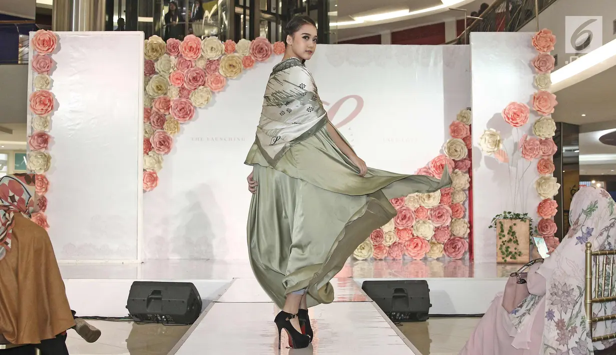 Model berjalan di atas catwalk saat launching hijab Lacelove by Laudya Cynthia Bella di kawasan Sudirman, Jakarta, Selasa (31/10). Bella memamerkan rancangannya sebanyak 22 hijab. (Liputan6.com/Herman Zakharia)