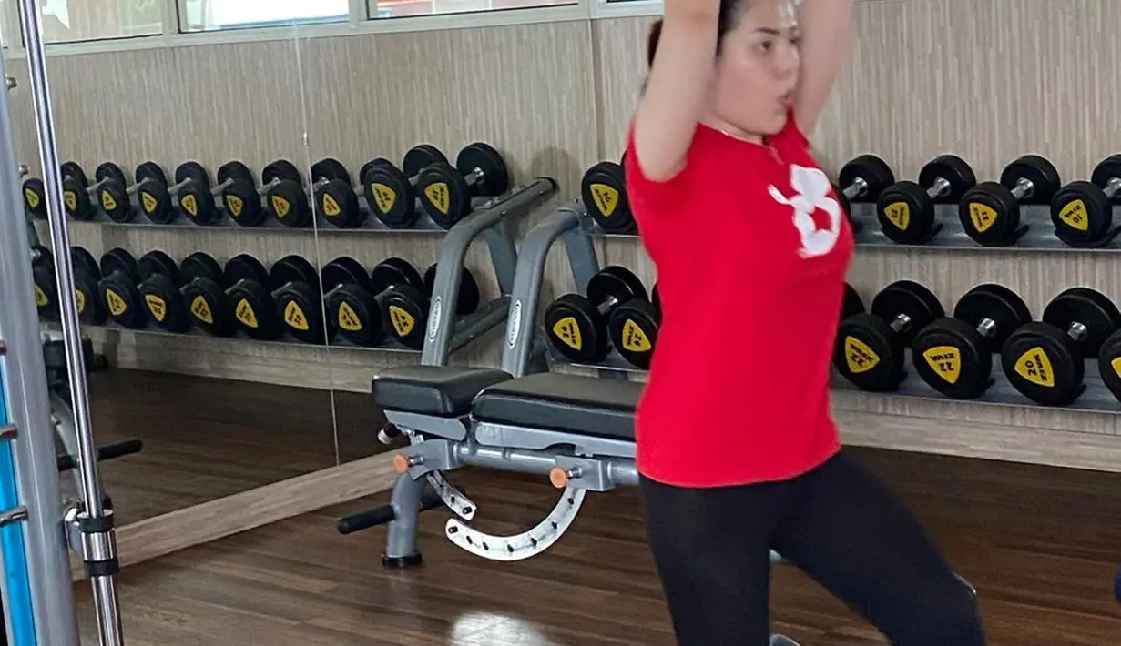 Potret Tina Toon saat berolahraga ini berhasil tuai atensi. Tak cuma terlihat berusaha keras, paras Tina Toon yang tampil natural tanpa polesan makeup tebal juga jadi sorotan. Meski tanpa makeup tebal, aura cantik Tina Toon tetap terpancarkan. (Liputan6.com/IG/tinatoon11)