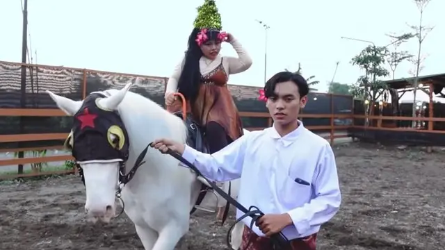 6 Potret Kocak Penampilan Kekeyi saat Cover Musik Video LALISA, Banjir Pujian