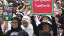 <p>Sebagian besar mereka membawa bendera, syal, dan juga baju berlambangkan Palestina hingga poster kecaman atas keganasan serangan Israel yang berdampak pada rakyat sipil Palestina. (merdeka.com/Imam Buhori)</p>