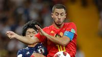 Pemain timnas Jepang, Gaku Shibasaki berebut bola dengan pemain Belgia,Eden Hazard pada 16 besar Piala Dunia 2018 di Rostov Arena, Selasa (3/7). Belgia lolos ke perempat final setelah mengalahkan timnas Jepang dengan skor 3-2. (AP/Petr David Josek)