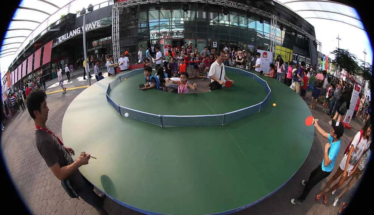 Meja pingpong bundar menjadi arena favorit yang dimainkan anak-anak. (Bola.com/Arief Bagus)