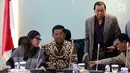 PLT Ketua Umum Partai Golkar Idrus Marham (tengah) saat memberikan keterangan pers di Kompleks Parlemen, Senayan, Jakarta, Selasa (5/12). (Liputan6.com/JohanTallo)