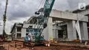 Aktivitas pekerja saat menyelesaikan pembangunan Stasiun Manggarai, Jakarta, Rabu (22/2/2023). Secara keseluruhan, pembangunan akan selesai pada 2025 di mana Stasiun Manggarai akan melayani Kereta Api Jarak Jauh (KAJJ) yang didesain untuk bisa melayani 1,2 juta sampai 2 juta penumpang per hari. (merdeka.com/Iqbal S Nugroho)
