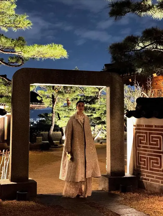 Aksen kalung bunga besar dan outer bordir yang serasi jadi pelengkap busana glamor Marsha Timothy [@marshatimothy]