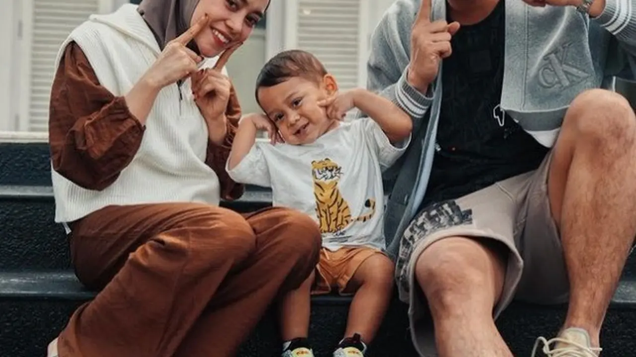 Potret Lesti Kejora dan Rizky Billar bersama Fatih (Sumber: Instagram/lestikejora)