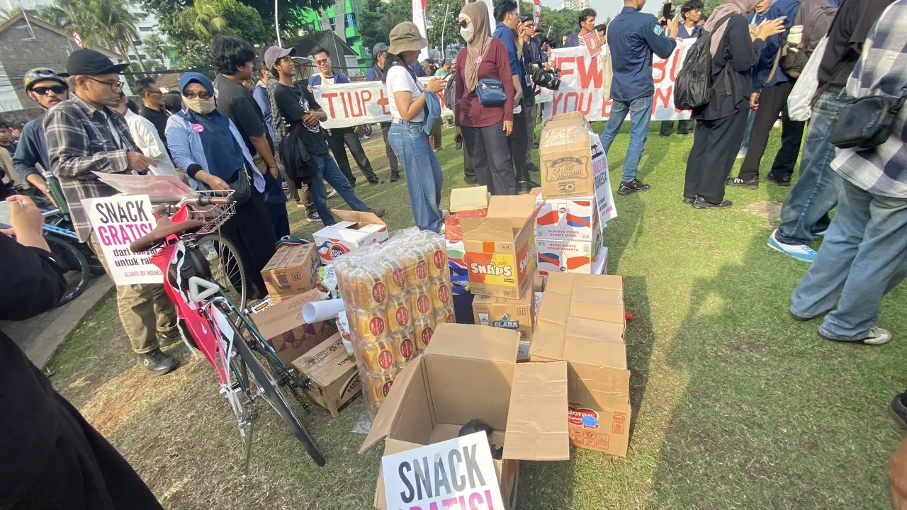 Makanan gratis untuk pendemo di tugu tani. (liputan6.com/tisha maulida fazriah).