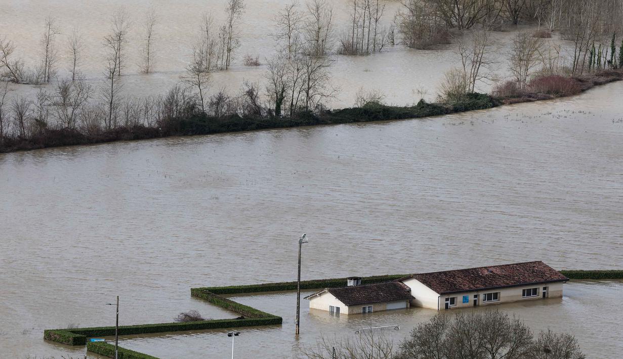 Sementara, sembilan departemen ditempatkan dalam status siaga oranye. Tampak foto yang menunjukkan kondisi sebuah rumah yang terendam banjir setelah hujan lebat yang menyebabkan banjir Sungai Garonne di Sainte-Croix-du-Mont, Prancis barat pada Kamis 19 Februari 2026. (ROMAIN PERROCHEAU/AFP)