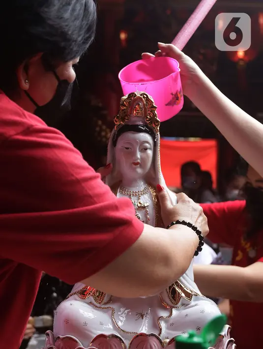 Warga keturunan Tionghoa melaksanakan tradisi memandikan n patung dewa-dewi atau rupang di Vihara Dhanagun, Kota Bogor, Rabu (27/1/2022). Proses memandikan rupang ini biasa dilakukan sebagai tanda penyucian kembali sebelum merayakan dan memasuki Tahun Baru Imlek. (Liputan6.com/Helmi Fithriansyah)