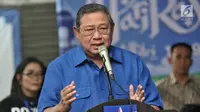 Ketua Dewan Pembina Partai Demokrat Susilo Bambang Yudhoyono (SBY) memberi sambutan saat peresmian Gerakan Pasar Murah Demokrat di Jakarta, Kamis (7/6). Paket sembako dijual dengan harga Rp 25 ribu per kupon. (Liputan6.com/Iqbal Nugroho)