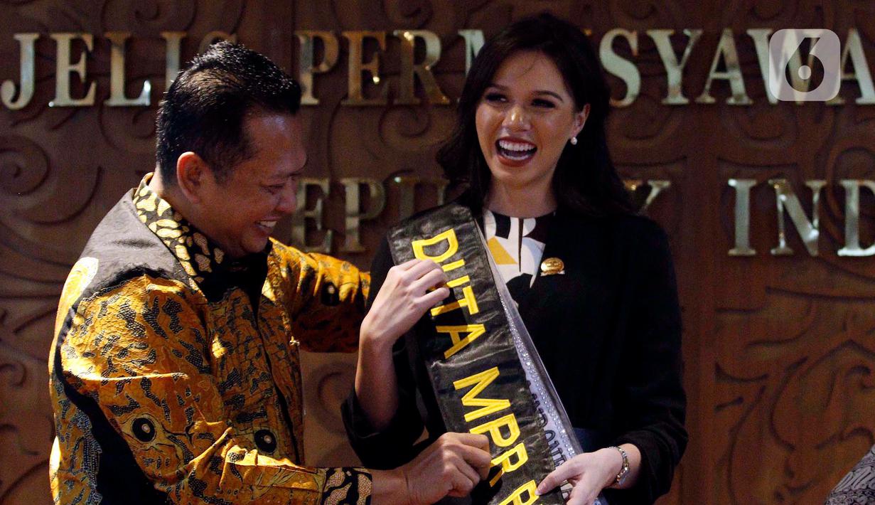 Ketua MPR Bambang Soesatyo (kiri) memasangkan selendang kepada runner up Puteri Indonesia 2020 Kalista Iskandar di Kompleks Parlemen, Senayan, Jakarta, Kamis (12/3/2020). Puteri Indonesia 2020 Ayu Maulida dan sejumlah runner up didaulat menjadi Duta MPR RI. (Liputan6.com/Johan Tallo)