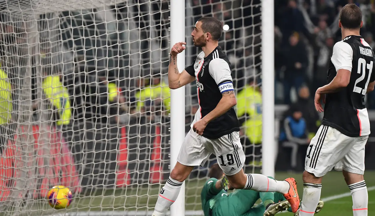 Pemain Juventus Leonardo Bonucci (tengah) melakukan selebrasi setelah mencetak gol ke gawang AS Roma pada pertandingan Coppa Italia di Turin, Italia, Rabu (22/1/2020). Juventus menggilas AS Roma 3-1 dan berhasil lolos ke semifinal. (Marco Bertorello/AFP)