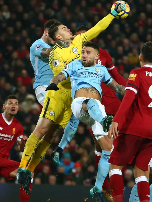 Kiper Manchester City Ederson meninju bola saat pekan ke-23 Premier League 2017-2018 melawan Liverpool di Anfield Stadium, Minggu (14/1). Liverpool memberikan kekalahan pertama bagi Manchester City 4-3. (AP/Dave Thompson)