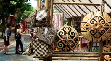 Sejumlah tas dan penutup kepala hasil kerajinan tangan dipamerkan dalam Festival Panen Raya Nusantara di Taman Menteng, Jakarta, Jumat (13/10). Festival tersebut menampilkan berbagai macam produk nusantara. (Liputan6.com/Angga Yunair)