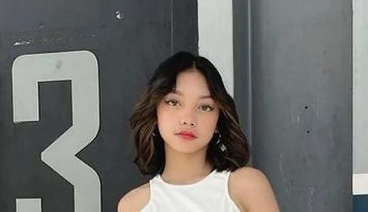 Agar penampilan lebih chic, coba gaya rambut short wavy hair seperti penyanyi dan aktris Naura Ayu ini. (Instagram/naura.ayu).