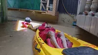 Evakuasi nenek di Kampung Pulo dari banjir Jakarta. (Liputan6.com/Nanda Perdana Putra)