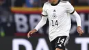 Pemain Jerman, Jamal Musiala membawa bola saat bertanding melawan Inggris pada pertandingan Grup A3 UEFA Nations League di Allianz Arena, Munich, Rabu (8/6/2022). Inggris bermain imbang dengan Jerman 1-1. (AP Photo/Markus Ulmer)