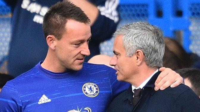 Manajer Manchester United Jose Mourinho (kanan) bersama kapten Chelsea John Terry (kiri) di Stamford Bridge, London, 23 Oktober 2016. (AFP/Glyn Kirk)