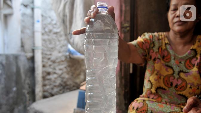 Warga menunjukkan kondisi air keruh di Kampung Baru Kubur Koja, Penjaringan, Jakarta, Minggu (6/10/2019). Kondisi ini menyebabkan warga mengeluh karena tidak dapat digunakan untuk MCK. (merdeka.com/Iqbal S Nugroho)