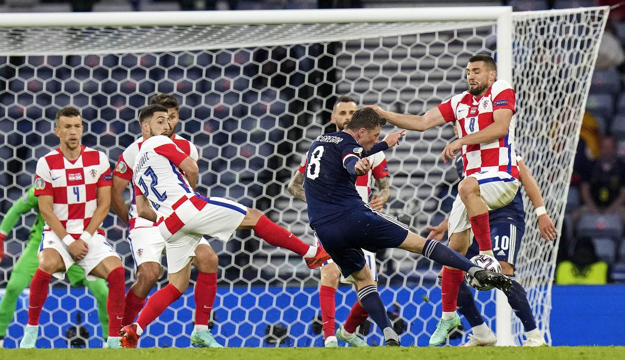 Skotlandia berhasil menyamakan kedudukan pada menit ke-42 melalui tendangan keras Callum McGregor dari luar kotak penalti yang menghujam deras gawang Timnas Kroasia. (Foto: AP/Pool/Petr David Josek)