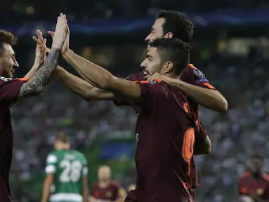 Para pemain Barcelona merayakan gol bunuh diri yang dilakukan bek Sporting Lisbon pada laga Liga Champions di Stadion Alvalade, Lisbon, Rabu (27/9/2017). Sporting kalah 0-1 dari Barcelona. (AFP/Armando Franca)