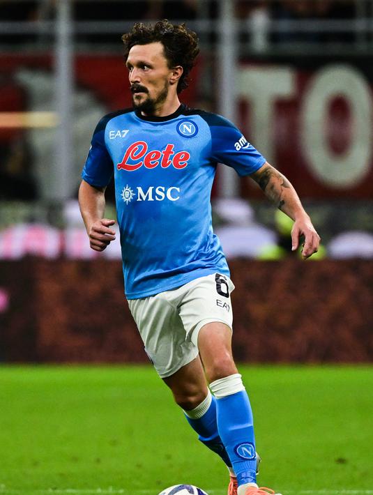 Bek Napoli, Mario Rui mengontrol bola saat bertanding melawan AC Milan pada pertandingan lanjutan Liga Serie A Italia di stadion San Siro di Milan, Senin (19/9/2022). Kemenangan ini mengantar Napoli naik ke puncak klasemen dengan 17 poin. Sedangkan AC Milan berada di peringkat lima dengan 14 poin. (AFP/Miguel Medina)