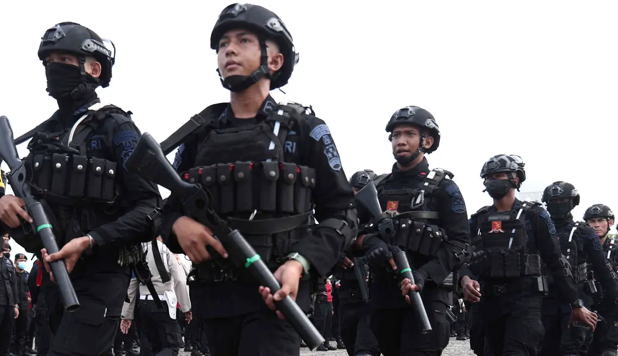 Personel Korps Brimob Polri berjalan untuk mengikuti apel gabungan gelar pasukan di Silang Monas, Jakarta, Senin (11/4/2022). Polda Metro Jaya mengerahkan sebanyak 5.620 pasukan gabungan Polri-TNI dalam rangka pengamanan aksi unjuk rasa BEM SI. (Liputan6.com/Herman Zakharia)