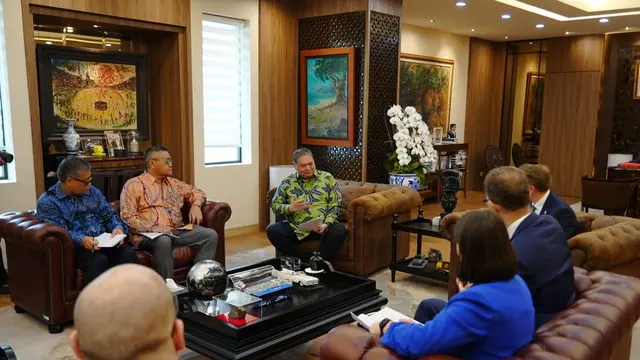 Menteri Koordinator Bidang Perekonomian RI Airlangga Hartarto menerima kunjungan UK Trade Commissioner for Asia Pacific Martin Kent. (Dok Kemenko Perekonomian)
