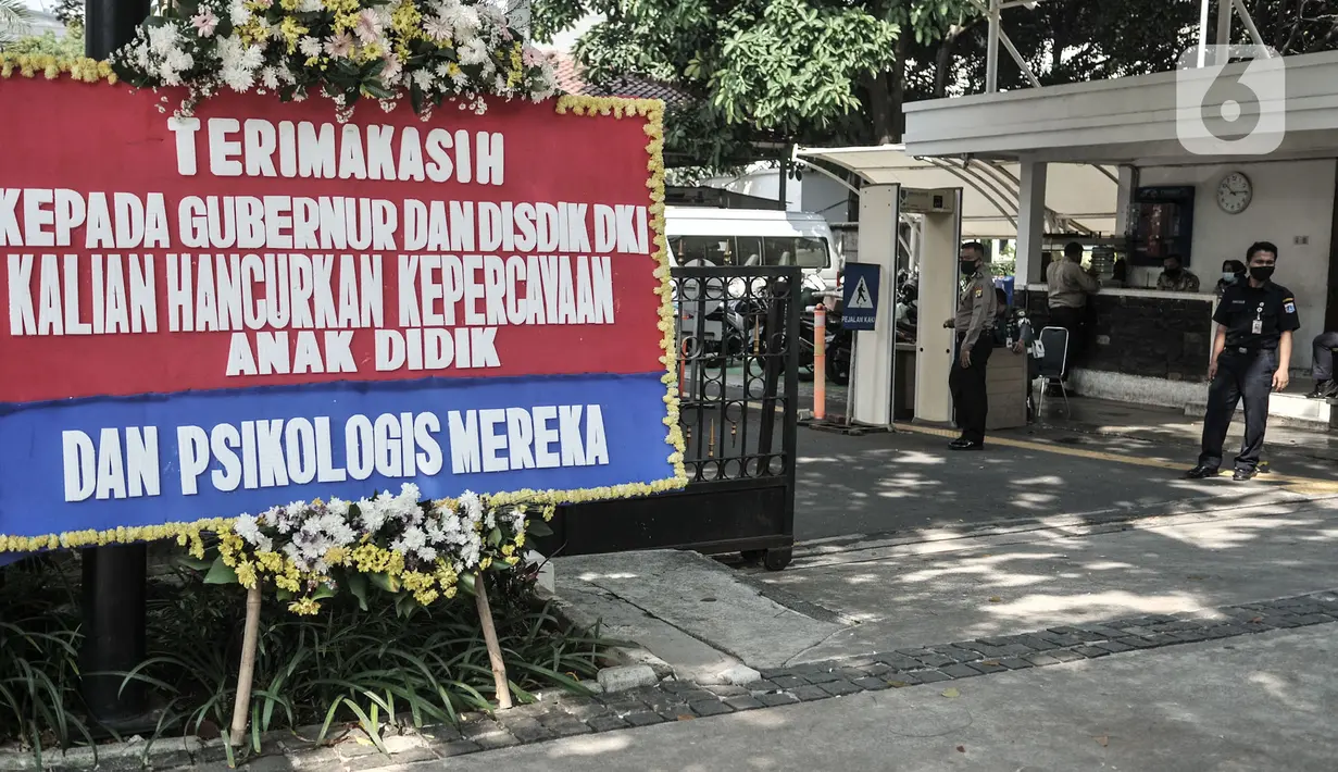 Karangan bunga di Balai Kota DKI Jakarta, Senin (6/7/2020). Karangan bunga yang dipasang Relawan PPDB DKI Jakarta 2020 itu sebagai bentuk kekecewaan terhadap Anies Baswedan dan Kadisdik DKI atas aturan umur serta akreditasi dalam penerimaan siswa baru Jalur Zonasi. (merdeka.com/Iqbal Nugroho)