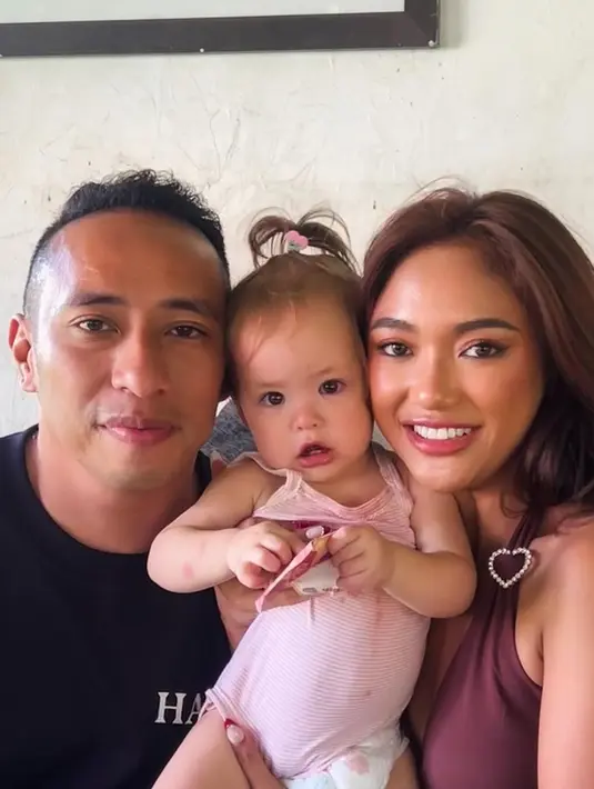 Tak sendiri, Marion mengunjungi Jennifer bersama sang kekasih Dennis Talakua. Pelantun lagu 'Jangan' itu juga membagikan potretnya saat bareng sang pacar sama-sama menggendong baby Kamari. Balita perempuan itu tampak sangat nyaman berada di antara pasangan kekasih tersebut. (Liputan6.com/IG/@lalamarionmj)