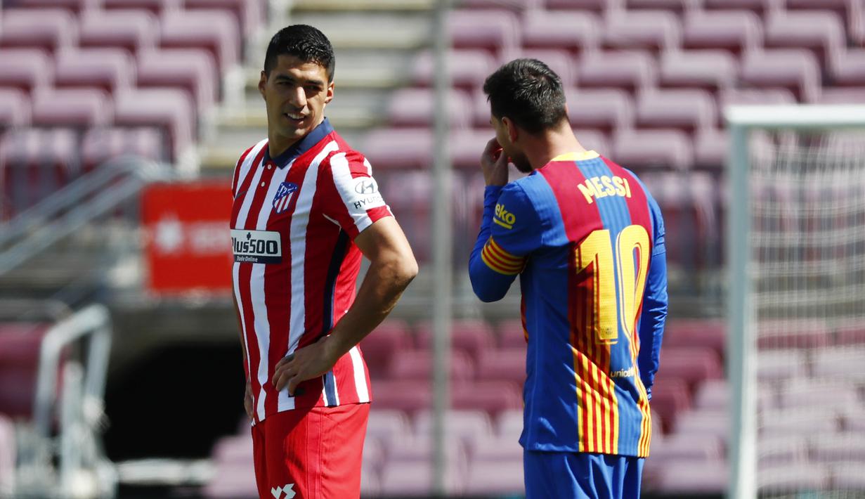 Striker Atletico Madrid, Luis Suarez, berbincang dengan striker Barcelona, Lionel Messi, pada laga Liga Spanyol di Stadion Camp Nou, Sabtu (8/5/2021). Kedua tim bermain imbang 0-0. (APJoan Monfort)