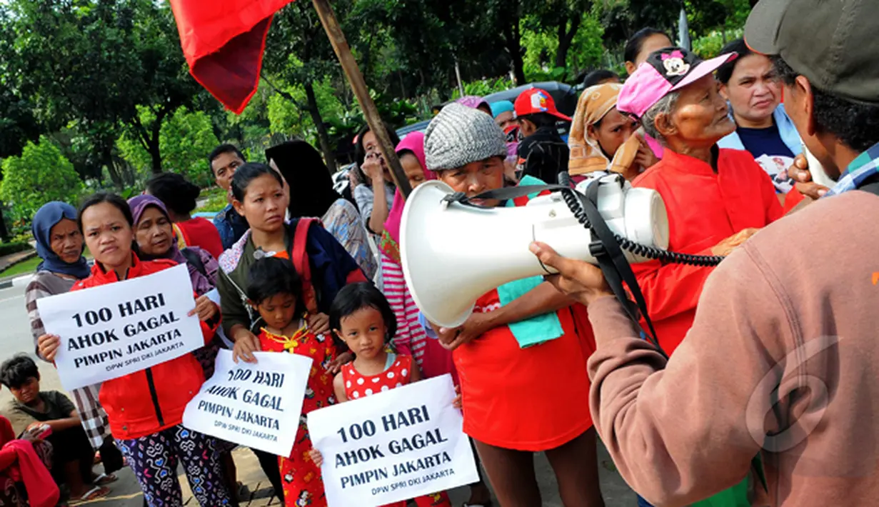 Massa yang sebagian besar terdiri dari kaum ibu dan anak-anak menggelar demo di depan Balaikota, Jakarta, Jumat (27/2/2015). Mereka menilai Gubernur Ahok gagal menjalankan pemerintahan dalam 100 hari (Liputan6.com/Faisal R Syam)