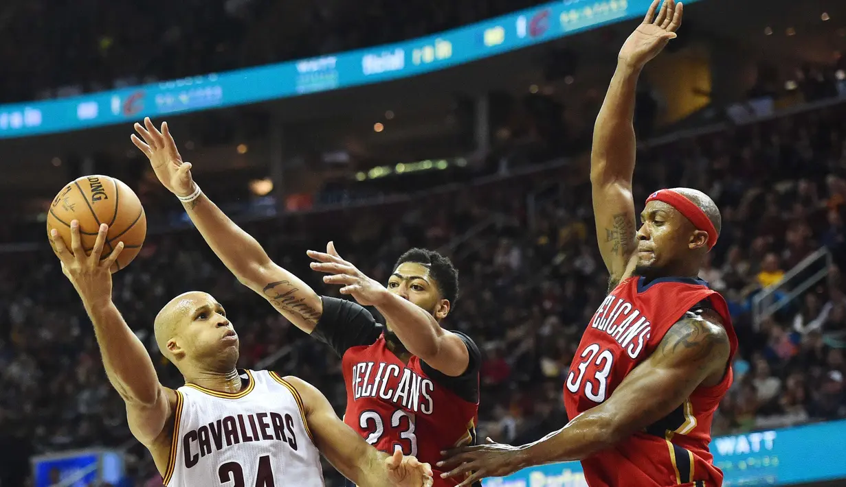 Pemain Cleveland Cavaliers,  Richad Jefferson (kiri) mencoba melakukan tembakan saat dihadang para pemain New Orleans Pelicans pada laga NBA di Quicken Loans Arena, (2/1/2017). Cavs menang  90-82. (Reeuters/Ken Blaze-USA TODAY Sports)