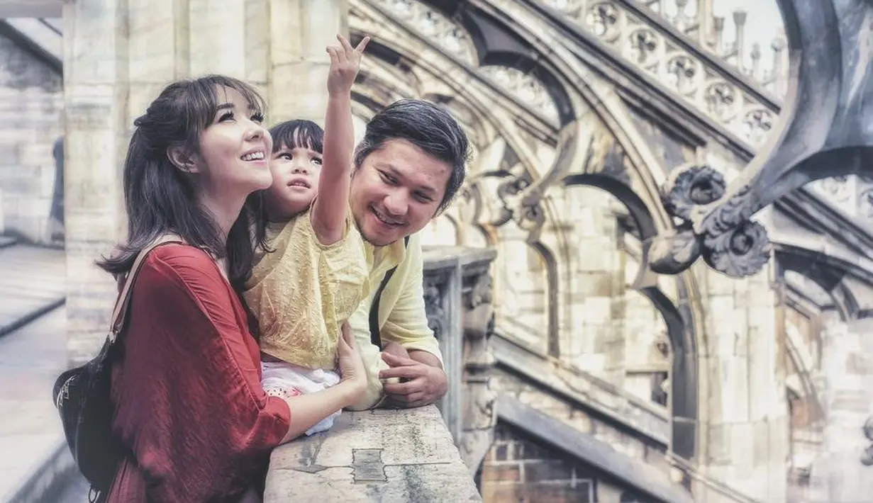 "Minta diambilin apa diatas Gem?? Ga nyampe mama naaak," tulis Gisella Anastasia sebagai keterangan foto. (Foto: instagram.com/gisel_la)