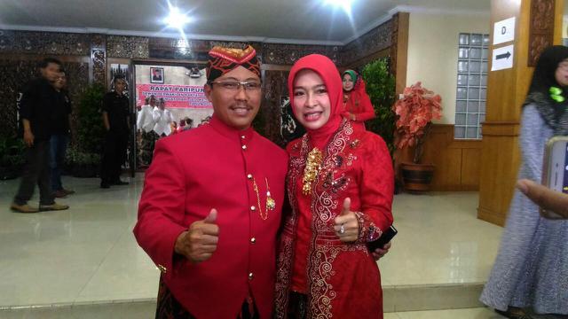 Diterpa Isu Nikah Siri Bupati Cirebon Tampil Mesra dengan Istri