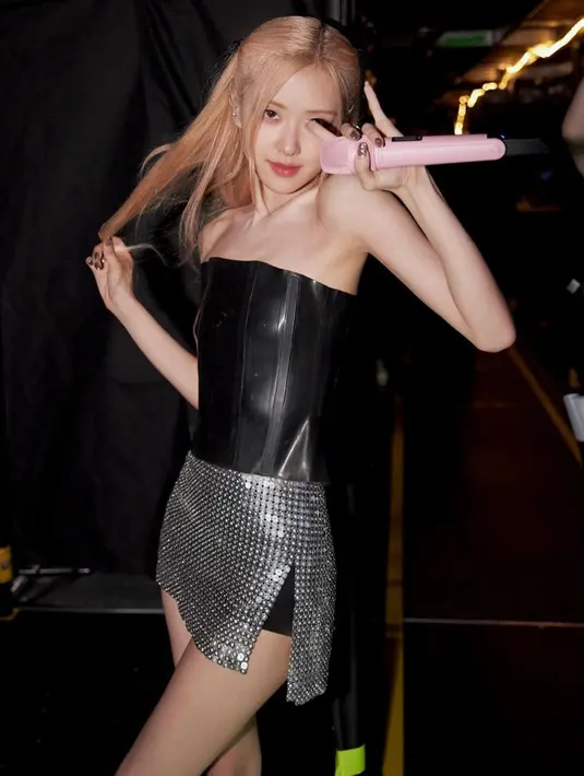 Rose dengan kemben hitam dari bahan kulit dalam foto ini juga luar biasa. Ia padukan penampilannya dengan sequin mini skirt silver. Foto: Instagram.
