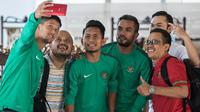 Irfan Bachdim, Andik Vermansah dan Zulham Zamrun foto-foto bersama fans saat berada di Hotel. (Bola.com/Vitalis Yogi Trisna)