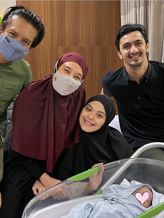 Potret Dhini Aminarti Momong Anak Vebby Palwinta, Didoakan Segera Punya ...