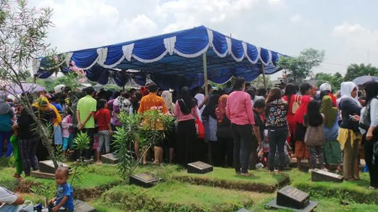 [Bintang] Makam Olga Syahputra