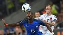 Pemain Prancis, Paul Pogba (kiri), mengontrol bola dari jangkauan pemain Albania, Ansi Agolli, pada laga Grup A Piala Eropa 2016 di Stade Velodrome, Marseille, Kamis (16/6/2016) dini hari WIB. (AFP/Boris Horvat)