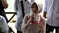 Arzeti Bilbina saat memberikan keterangan kepada media terkait kabar penggerebekan dirinya dari sebuah hotel di Malang beberapa waktu lalu, Jakarta, rabu (28/10/2015). (Liputan6/JohanTallo)