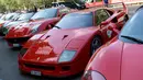 Deretan aneka tipe dari mobil asal Italia, Ferrari dipamerkan saat perayaan ulang tahun Ferrari ke-70 di Corso Sempione di Milan, Italia (8/9). Dalam acara ini sekitar 500 mobil Ferrari dari berbagai tipe pamerkan. (AFP Photo/Miguel Medina)