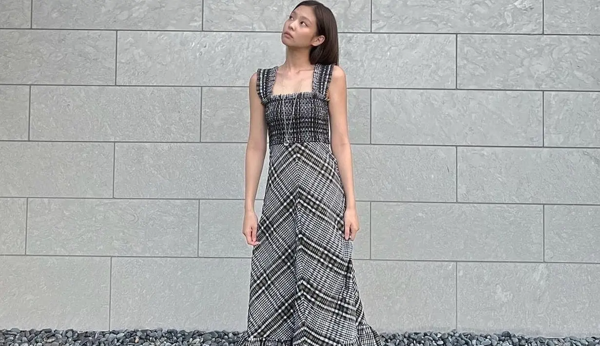 <p>Balutan dress yang dipadukan dengan sepatu, cocok untuk kamu yang ingin mencoba suasana feminin sporty. [instagram/jennierubyjane]</p>