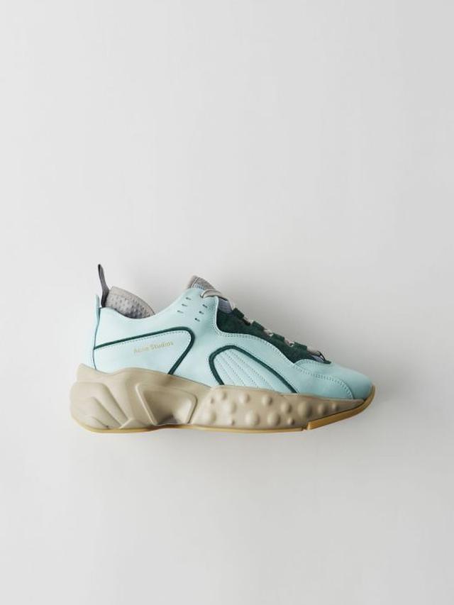 Panduan Gaya Terkini dengan Colorful Sneakers