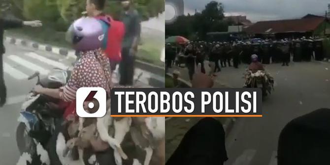 VIDEO: Viral Emak-Emak Bawa Bebek Terobos Barikade Polisi Saat Demo